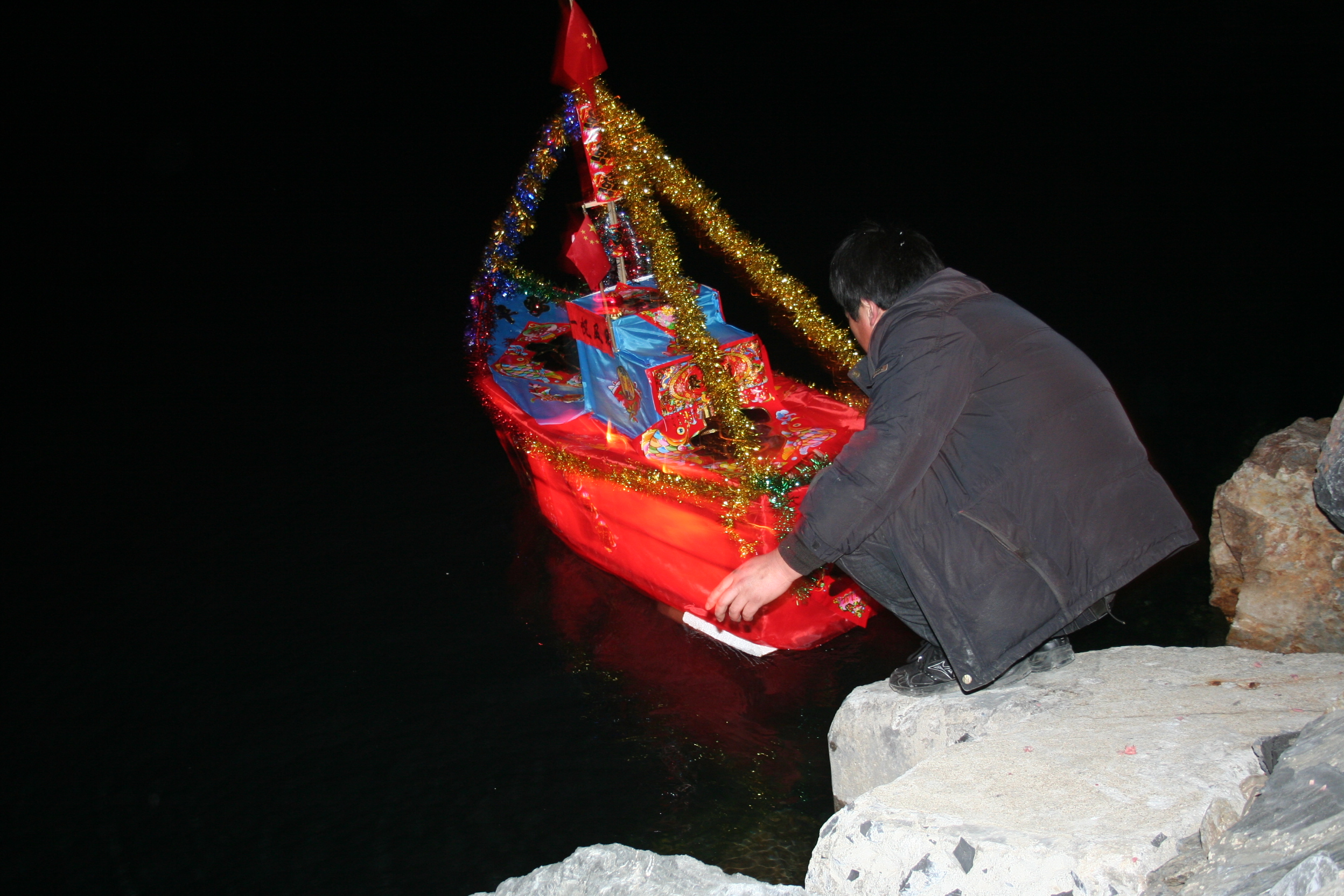 龙王塘沿岸渔民放海灯祈平安 民俗韵味别样浓