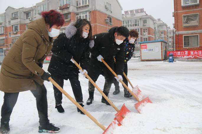 2月15日清晨，龙王塘村志愿者们清冰雪保畅通