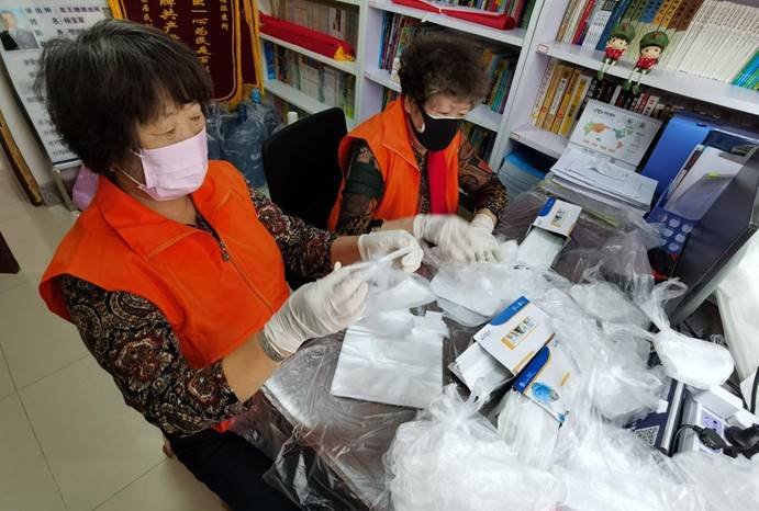 “辣妈”们帮助社区分装口罩
