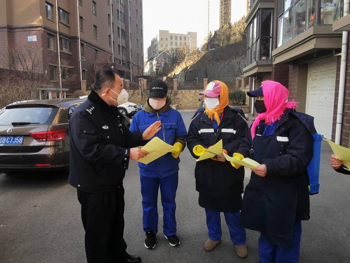 社区民警在向“辣妈”们讲解宣教要点和个人防护事项