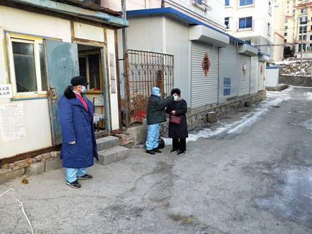 “五老”志愿者给居民测体温
