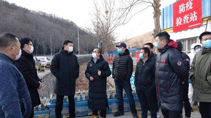 万科翡翠春晓项目负责人向赵百强介绍企业复工复产情况
